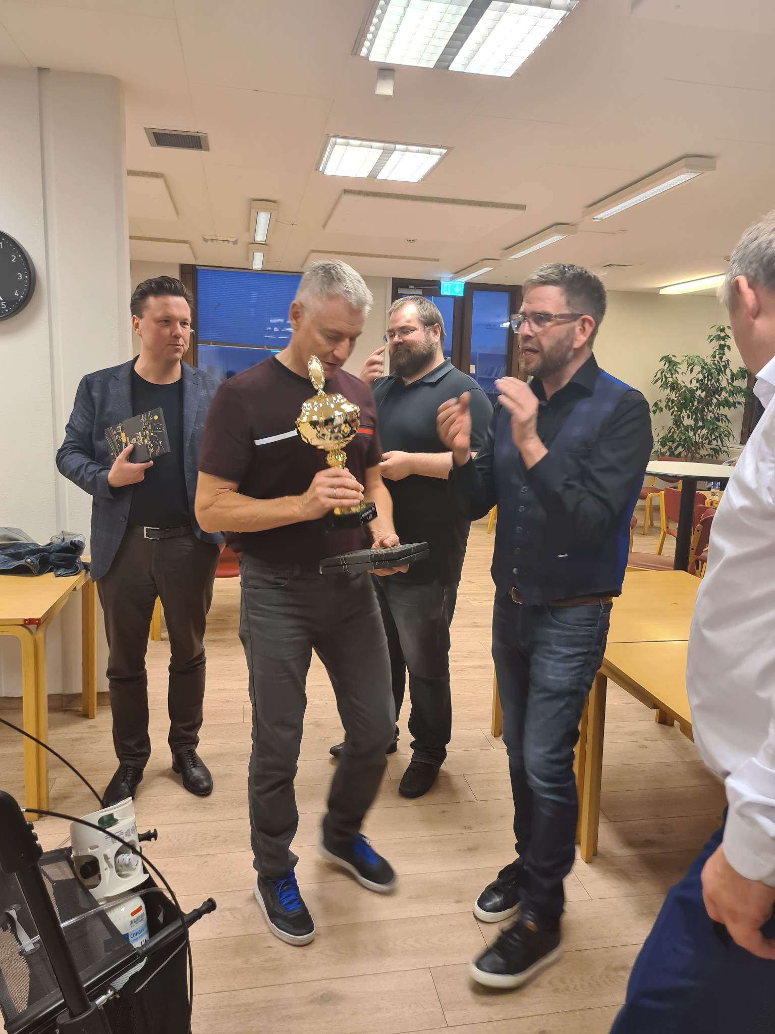 Matthias Þorvaldsson tekur við bikar fyrir sigur í 1.deild
